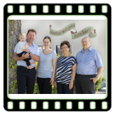 Der Hotel-Gasthof "Zum Bartl" ist ein traditionsreiches, familiengeführtes Haus, das seit fünf Generationen mit viel Liebe und Hingabe betrieben wird. Das Hotel strahlt Gemütlichkeit aus und ist im typisch bayerischen Stil gehalten, sodass sich Gäste sofort willkommen fühlen.