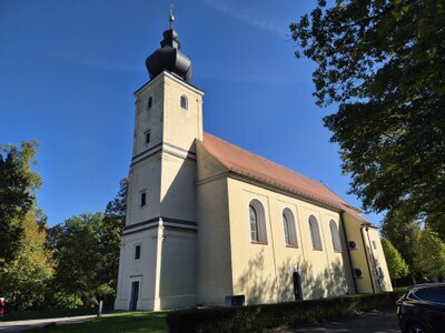 Die Wallfahrtskirche St. Maria Himmelfahrt auf dem Frohnberg in Hahnbach ist ein historisches und spirituelles Kleinod, das über die Jahrhunderte hinweg eine bedeutende Rolle gespielt hat.