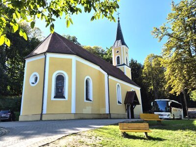 Mausberg – Wallfahrt, Geschichte und gelebte Tradition  Wo Geschichte, Glaube und Landschaft zusammenkommen  Etwas südlich von Gebenbach, mitten in einer idyllischen Landschaft und umgeben von alten Bäumen, liegt die Wallfahrtskirche Unserer Lieben Frau auf dem Mausberg.