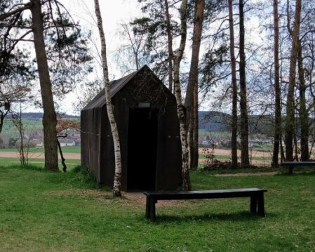 Asphaltkapelle und EUROPA-TEMPEL zeigen, dass außergewöhnliche Kunst nicht unbedingt in einem Museum stehen muss.<br /><br />Hier trifft Kunst auf Natur, Geschichte auf Gegenwart und Stille auf Gemeinschaft.<br /><br />Ein lohnendes Ziel für alle, die in der Oberpfalz einmal etwas ganz Besonderes entdecken möchten.